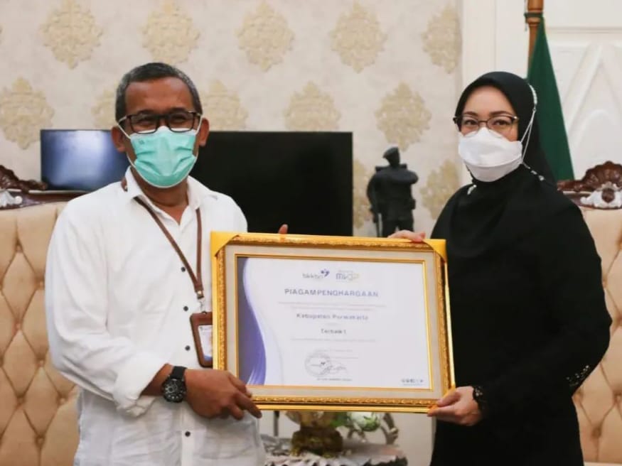 piagam penghargaan dari BKKBN Jawa Barat untuk pemerintah Kabupaten Purwakarta, Cq DPPKB Katagori terbaik 1 untuk pencap